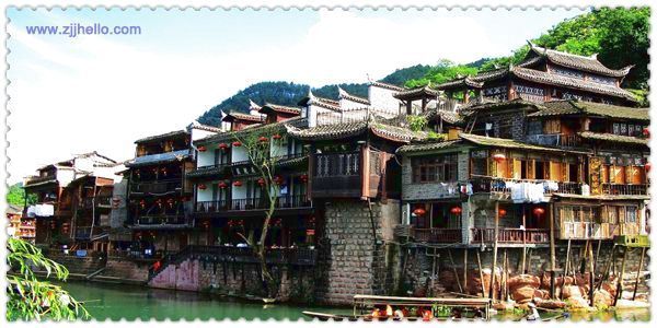 張家界、黃石寨、金鞭溪、袁家界、天子山、十里畫(huà)廊、黃龍洞、寶峰湖、天門(mén)山、鳳凰古城四日游